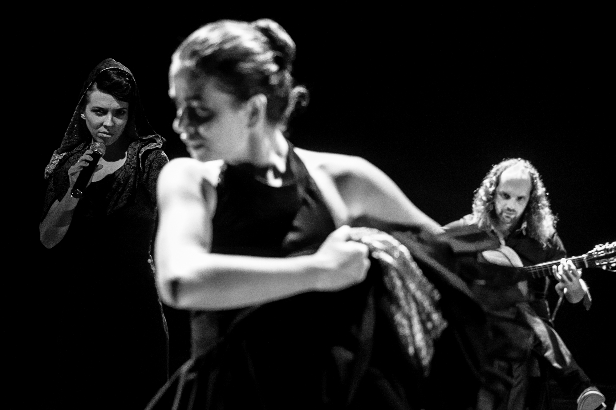 "Anatomija srečanja: Sylvia, Carmen, Maria", feat Ana Pandur, Vesna Zornik, Vito Marenče; flamenco @Gledališče Glej, Ljubljana foto Miro Majcen